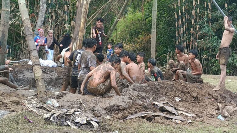 Menengok Keseruan Lomba Panjat Gedebok Pisang di Bunulrejo Kota Malang