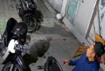 Tangkapan video rekaman CCTV menampakkan salah satu pelaku curanmor sedang beraksi (blok-a.com/Andik Agus)