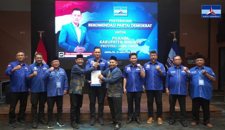 Penyerahan rekom dari DPP Demokrat kepada Gunawan Wibisono dan Umar Usman (dok. Ketua DPC Demokrat Kabupaten Malang for blok-a.com)