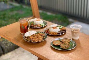Menu Nasi Goreng dan Nasi Sambal Toyam di Warung Tosin Kota Malang (dok. Google review)
