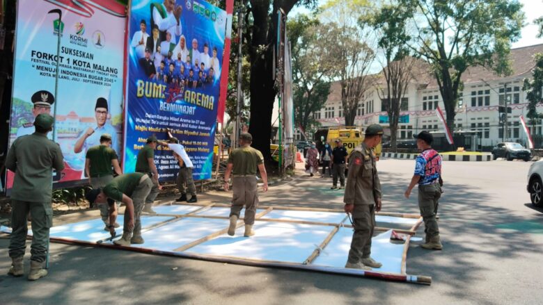Satpol PP Kota Malang Mulai Tertibkan Banner-Baliho Salahi Aturan
