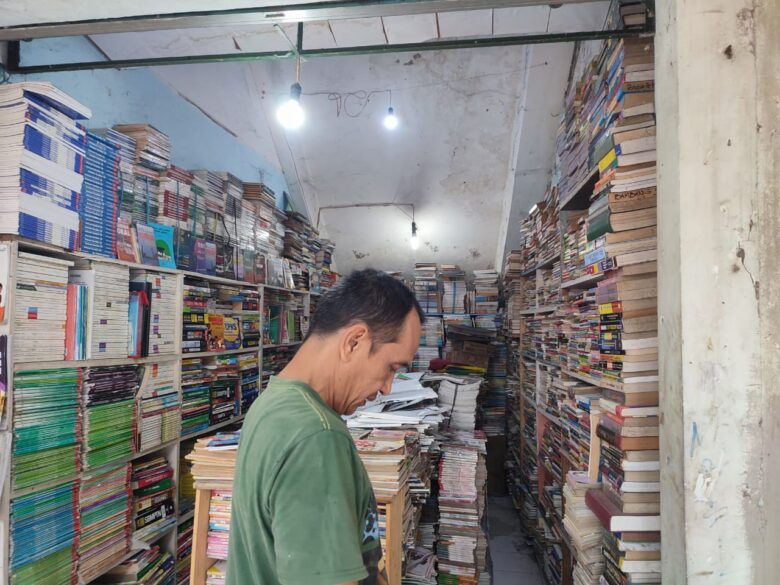 Menengok Sepinya Pasar Buku Velodrome Malang, Kadang Gak Ada Pembeli Sama Sekali
