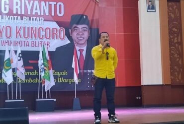 Ketua DPD Partai Golkar Kota Blitar Muhamad Hardi Husodo saat mengawal pendaftaran pasangan calon Wali Kota dan Wakil Wali Kota Blitar, Bambang Rianto dan Bayu Setyo Kuncoro ke KPU Kota Blitar. (blok-a.com/Fajar)