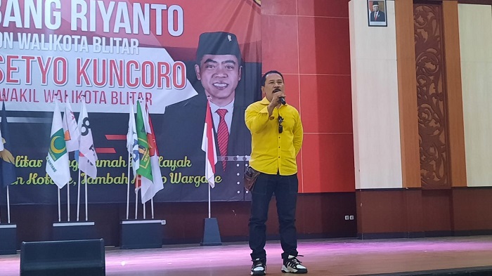 Ketua DPD Partai Golkar Kota Blitar Muhamad Hardi Husodo saat mengawal pendaftaran pasangan calon Wali Kota dan Wakil Wali Kota Blitar, Bambang Rianto dan Bayu Setyo Kuncoro ke KPU Kota Blitar. (blok-a.com/Fajar)