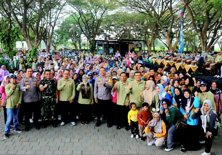 Bupati Blitar Hj. Rini Syarifah dalam acara peringatan Hari Keluarga Nasional (Harganas) ke-31 se- Kabupaten Blitar dilaksanakan di RTH Kanigoro. (bolok-a.com/Fajar)