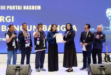 Bakal calon Wakil Wali Kota Blitar Elim Tyu Samba menerima surat rekomendasi dari Partai Nasdem di Jakarta Convention Center (JCC), Jakarta. (blok-a.com/Fajar)