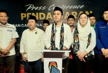 Pasangan bakal calon Wali Kota dan Wakil Wali Kota Blitar, Syauqul Muhibbin dan Elim Tyu Samba usai mendaftarkan diri ke KPU Kota Blitar. (blok-a.com/Fajar)