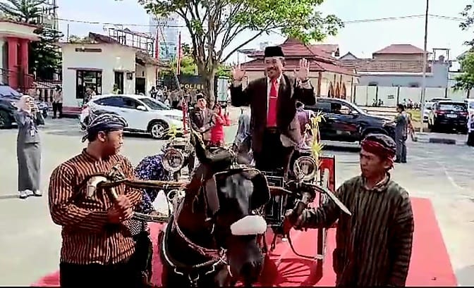 Mujib, anggota DPRD Kabupaten Blitar terpilih dari Partai Gerindra untuk periode 2024-2029, menghadiri pelantikan dengan cara naik kereta kuda. (blok-a.com/Fajar)