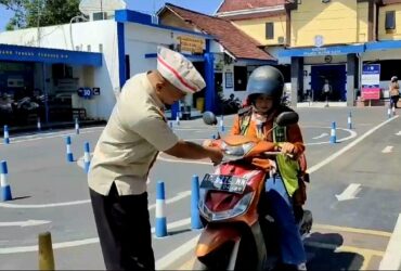 Satlantas Polres Blitar Kota melakukan pelayanan Surat Ijin Mengemudi (SIM) dengan menggunakan kostum bernuansa perjuangan. (blok-a.com/Fajar)