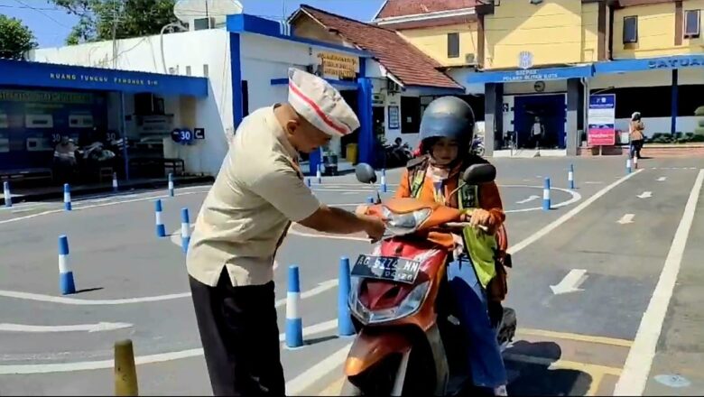 Satlantas Polres Blitar Kota melakukan pelayanan Surat Ijin Mengemudi (SIM) dengan menggunakan kostum bernuansa perjuangan. (blok-a.com/Fajar)