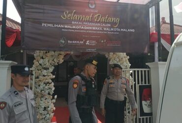 Personel Polresta Malang Kota saat melakukan pengamanan di kantor KPU Kota Malang.