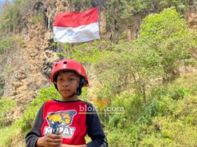 Pengibar bendera kemerdekaan Republik Indonesia ke-74 di Tebing Lembah Kera, Desa Gampingan, Kecamatan Pagak, Kabupaten Malang (blok-a.com/Putu Ayu Pratama S)