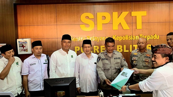 Sekretaris DPC PKB Kabupaten Blitar, Mohammad Rifa'i didampingi pengurus, mendatangi Polres Blitar untuk menyampaikan pemberitahuan terkait Muktamar di Bali. (blok-a.com/Fajar)