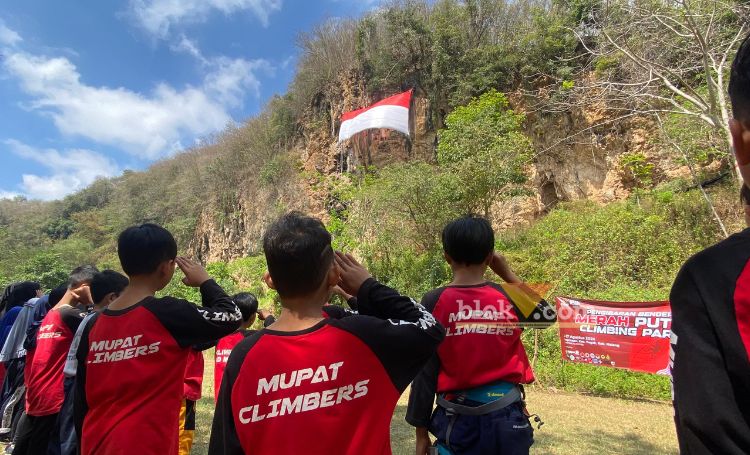 Upacara perayaan HUT RI ke-79 di Tebing Lembah Kera, Desa Gampingan, Kecamatan Pagak, Kabupaten Malang (blok-a.com/ Putu Ayu Pratama S)