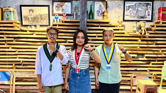 Formateur HMI Cabang Blitar, Qithfirul Aziz (kiri), Ketua DPC GMNI Blitar, Vita Nerizza Permai (tengah), Ketua PC PMII Blitar, Muhammad Thoha Ma'ruf. (blok-a.com/Fajar)