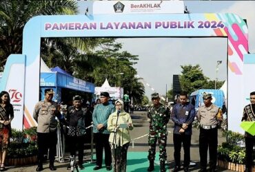 Bupati Blitar Hj. Rini Syarifah membuka Bazar Pesta Rakyat di Aloon-aloon Kanigoro. (blok-a.com/Fajar)