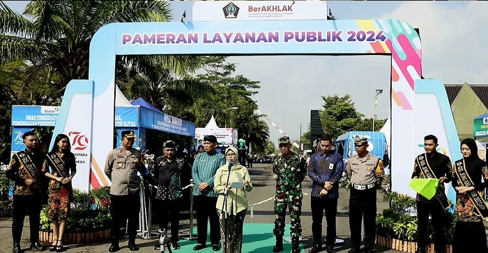 Bupati Blitar Hj. Rini Syarifah membuka Bazar Pesta Rakyat di Aloon-aloon Kanigoro. (blok-a.com/Fajar)
