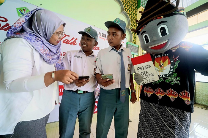 Komisi Pemilihan Umum (KPU) Kota Blitar melakukan sosialisasi kepada pemilih pemula di SMKN 1 Kota Blitar dan SMK Islam 1 Blitar.(blok-a.com/Fajar)