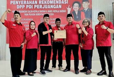 Pasangan Bambang Rianto - Bayu Setyo Kuncoro saat menerima surat rekomendasi dari DPP PDI Perjuangan sebagai bakal calon Wali Kota dan Wakil wali Kota Blitar. (dok. PDIP)