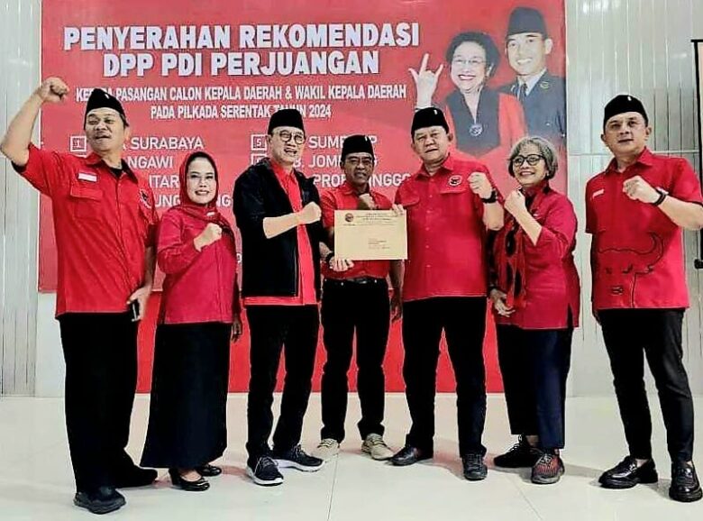 Pasangan Bambang Rianto - Bayu Setyo Kuncoro saat menerima surat rekomendasi dari DPP PDI Perjuangan sebagai bakal calon Wali Kota dan Wakil wali Kota Blitar. (dok. PDIP)