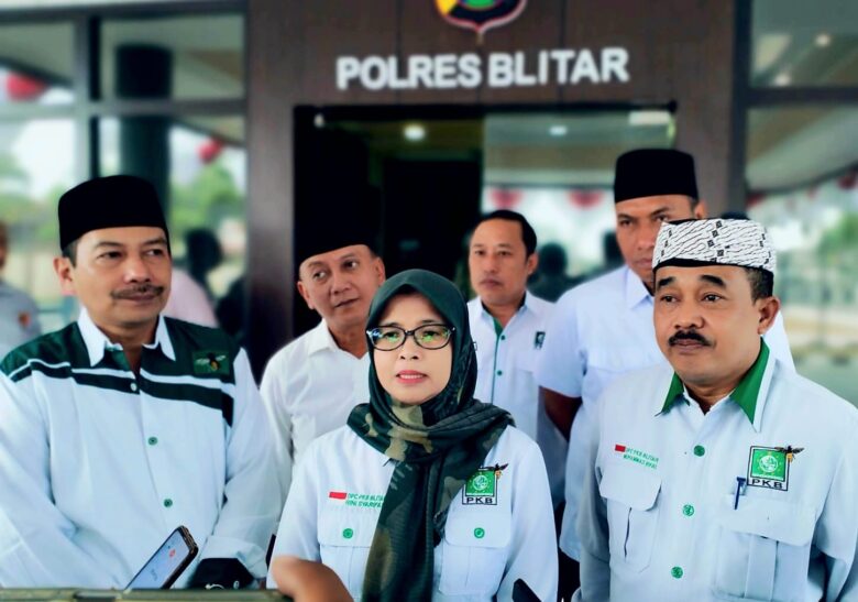 Ketua Dewan Pimpinan Cabang (DP ) Partai Kebangkitan Bangsa (PKB) Kabupaten Blitar beserta jajaran pengurus, melaporkan mantan Sekretaris Jendral PKB Lukman Edy ke Polres Blitar. (blok-a.com/Fajar)