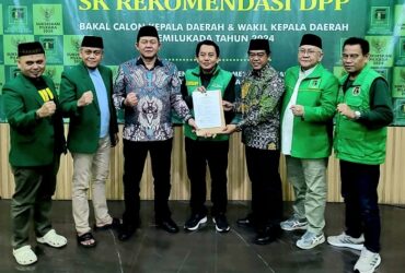 Bambang Rianto dan Bayu Setyo Kuncoro pasangan bakal calon Wali Kota dan Wakil Wali Kota Blitar menerima surat rekomendasi dari DPP PPP melalui DPD PPP Jawa Timur. (dok. DPC PPP Kota Blitar)