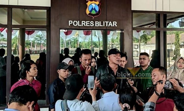 Ratu Adil bersama perwakilan mahasiswa dari FMR, GMNI, HMI, dan MII mengadakan audiensi dengan Polres Blitar. (blok-a.com/Fajar)