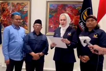 Pasangan Rijanto dan H. Beky Herdiansyah bakal calon Bupati dan Wakil Bupati Blitar saat menerima rekomendasi dari DPP Partai Nasdem. (blok-a.com/Fajar)