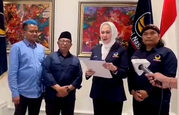 Pasangan Rijanto dan H. Beky Herdiansyah bakal calon Bupati dan Wakil Bupati Blitar saat menerima rekomendasi dari DPP Partai Nasdem. (blok-a.com/Fajar)