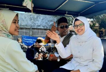 Calon Bupati Blitar, Rini Syarifah bersama keluarga naik delman untuk menuju Kantor KPU Kabupaten Blitar. (blok-a.com/Fajar)