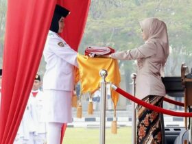 Bupati Blitar Rini Syarifah pimpin upacara Peringatan Hari Ulang Tahun ke-79 Kemerdekaan Republik Indonesia di Alun-alun Kanigoro. (blok-a.com/Fajar)