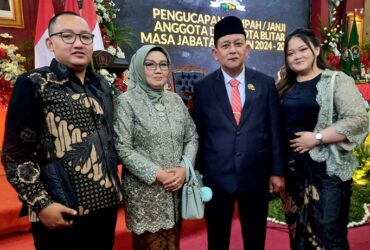 Tan Ngi Hing bersama keluarganya usai dilantik menjadi anggota DPRD Kota Blitar masa jabatan 2024 - 2029. (blok-a.com/Fajar)