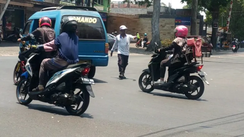 Supeltas di Jalanan Saat Siang dan Kemarau Panas di Kota Malang (blok-a/Agus Demit)
