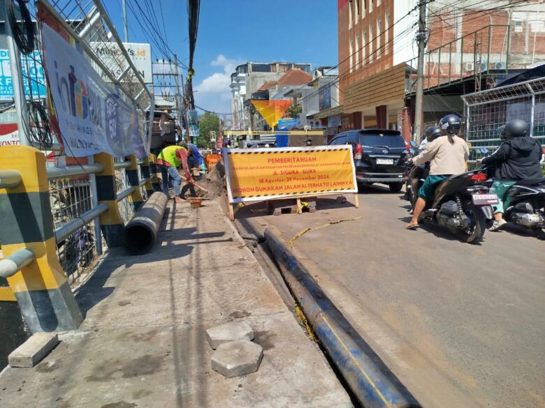 Papan Pengumuman Perbaikan Drainase (blok-a.com / Yogga Ardiawan)