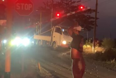 teks: Detik-detik pikap tertabrak kereta Gajayana di perlintasan Sukomoro, nganjuk.(Tangkapan video amatir/Syahrul Wijaya)