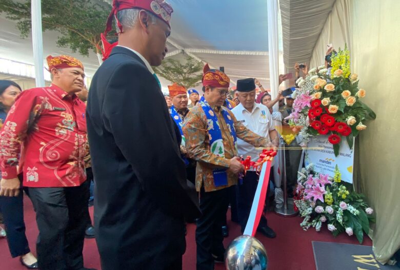 Serimonial peresmian PT LKM dengan pemotongan pita oleh Mendes PDTT, Abdul Halim Iskandar bersama Bupati Malang, Sanusi (blok-a.com/ Putu Ayu Pratama S)