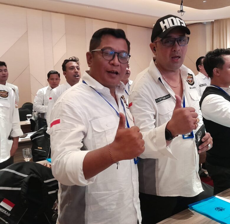 Foto : Penggugat Pangeran Oky,SH bersama rekan saat ditemui di muscab HDCI