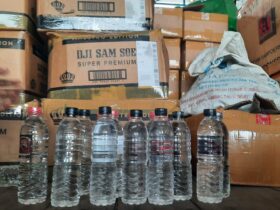 Barang bukti ribuan botol miras jenis Arak Bali beserta truk ekspedisi diamankan di Mapolres Blitar. (blok-a.com/Fajar)