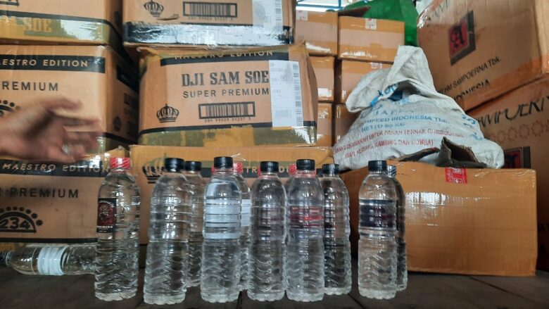 Barang bukti ribuan botol miras jenis Arak Bali beserta truk ekspedisi diamankan di Mapolres Blitar. (blok-a.com/Fajar)