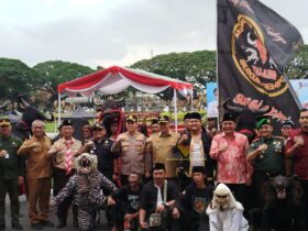 Pj Wali Kota Malang, Iwan Kurniawan menerima Pataka Jer Basuki Mawa Beya di Halaman Balai Kota Malang, Senin (30/9/2024) siang.