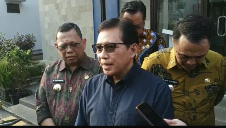 Direktur Jenderal Bina Pembangunan Daerah Kemendagri, Restuardy Daud diwawancara soal LSDP di TPA Supit Urang Kota Malang
