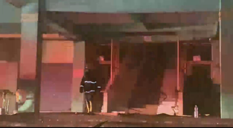 Perjuangan petugas pemadam kebakaran (Damkar) Kota Malang tak main-main dalam proses pemadaman Pasar Comboran Baru