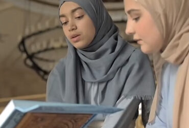 Blok-a.com - Maulid Nabi adalah perayaan hari kelahiran Nabi Muhammad yang jatuh pada tanggal 12 Rabiul Awal dalam kalender Hijriyah.