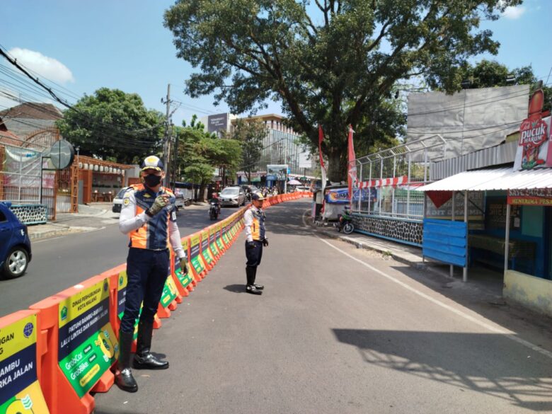 Penerapan Skema 2 Arah Jalan Buring, Kendaraan Terpantau Lancar