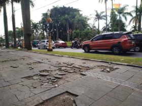 Trotoar Jalan Ijen Kota Malang Rusak, Pejalan Kaki Mengeluh