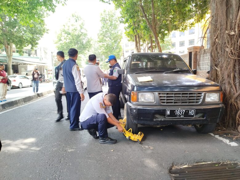 Area Sekitar RSSA Malang Dijadikan Parkir Liar Lagi dan Lagi, Belasan Mobil Digembok (blok-a/Yogga Ardiawan)