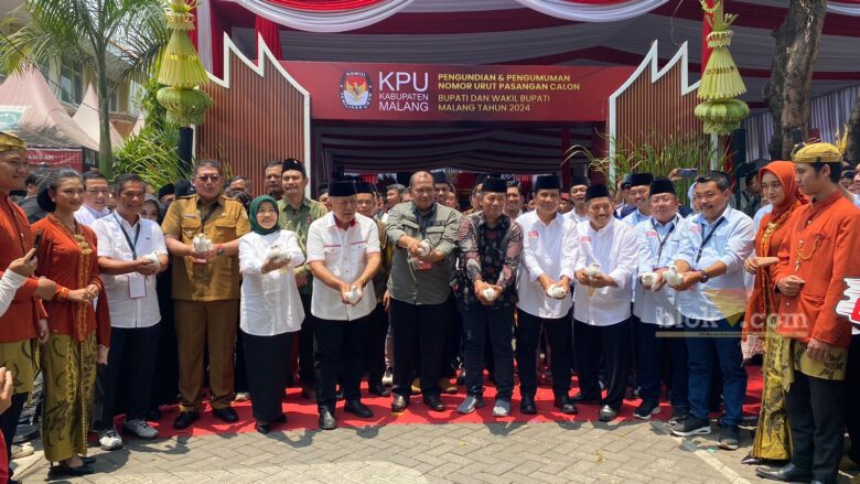 Pelepasan Merpati Pertanda Pilkada Damai di Kabupaten Malang (blok-a.com/ Putu Ayu Pratama S)