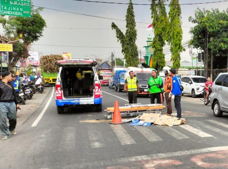 Kecelakaan maut di Kecamatan Bululawang Kabupaten Malang antara pengendara motor Honda Beat berboncengan dengan Truk