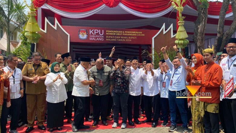 Paslon Pilbup Malang bersama KPU dan Bawaslu Kabupaten Malang saat melaksanakan pelepasan merpati simbolis Pemilu damai (blok-a.com/ Putu Ayu Pratama S)