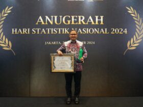 Pj Walikota Batu, Aries Agung Paewai, terima penghargaan Anugerah Hari Statistik Nasional 2024 dari Mendagri Republik Indonesia (dok. Prokopim Pemkot Batu)